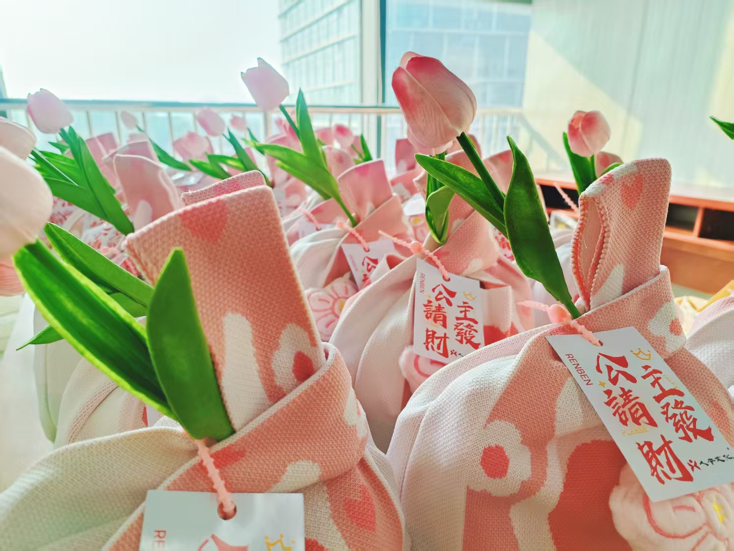 三月綻芳菲，致敬“她”風(fēng)采——人本文化為女員工發(fā)放女神節(jié)禮品